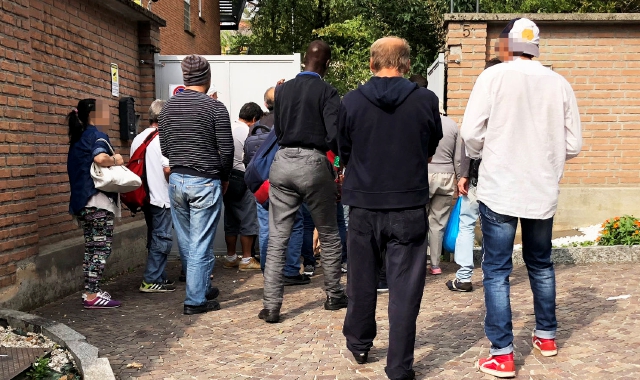 L’affluenza alla mensa dei poveri (foto Archivio)