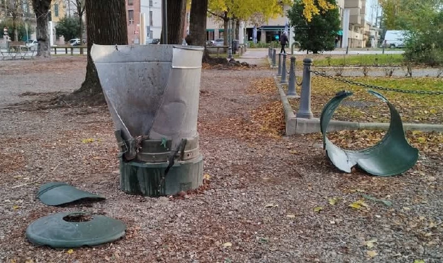 Ad Angera raid dei vandali contro i cestini