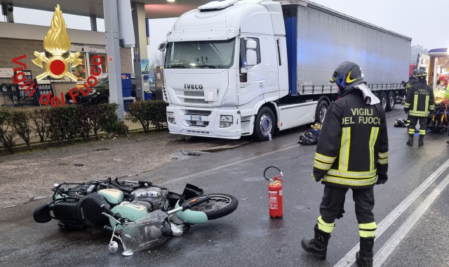 La moto del giovane riversa sull’asfalto