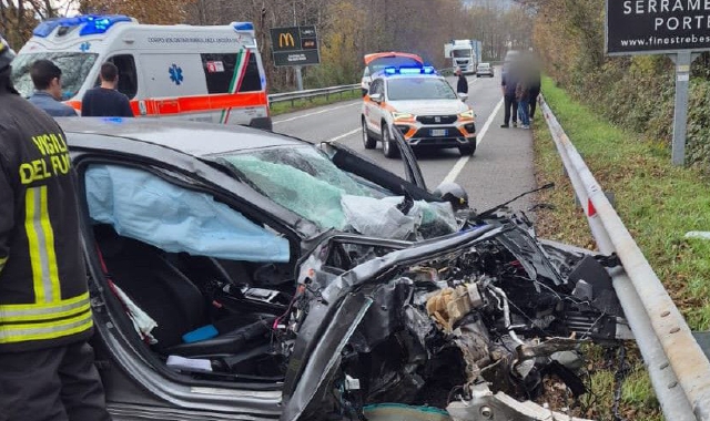 L’impressionante incidente frontale avvenuto ieri mattina tra Cocquio Trevisago e Gemonio ha distrutto le auto condotte da nonno e nipote, che un tragico destino ha fatto incontrare sulla Sp 1