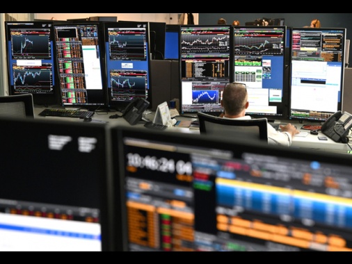 Borsa: Milano chiude fiacca con l'Europa, corre Mps