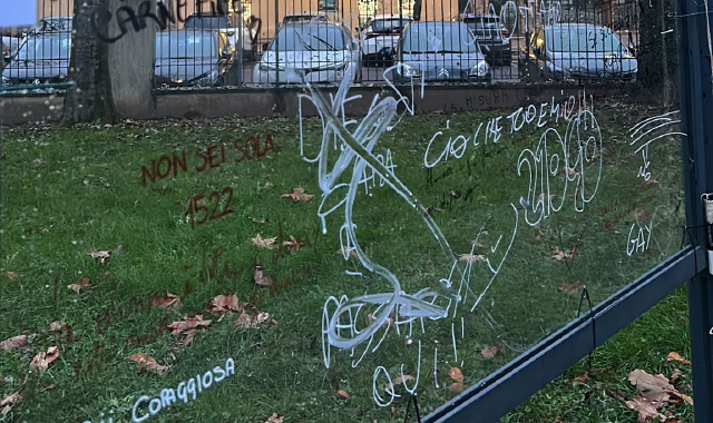 Già vandalizzata la lavagna contro la violenza sulle donne