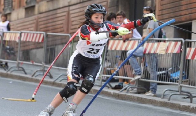 Saltrio, slalom parallelo. Sull’asfalto