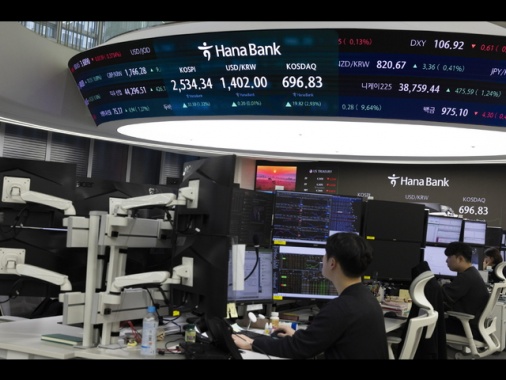 Borsa: l'Asia chiude contrastata, si guarda all'economia cinese