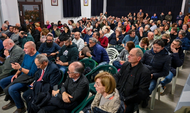 Nelle immagini alcuni momenti dell’assemblea pubblica, molto partecipata, convocata dal sindaco di Biandronno (Blitz)