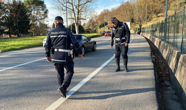 Polizia locale sul luogo dell’incidente a Calcinate del Pesce (foto Benvegnù - Blitz)