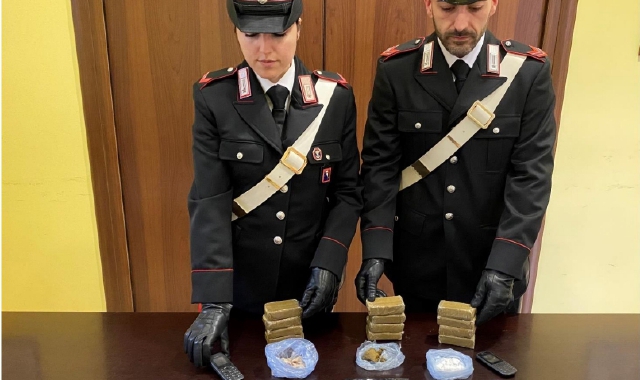 Sequestrati droga, contanti e un bilancino di precisione