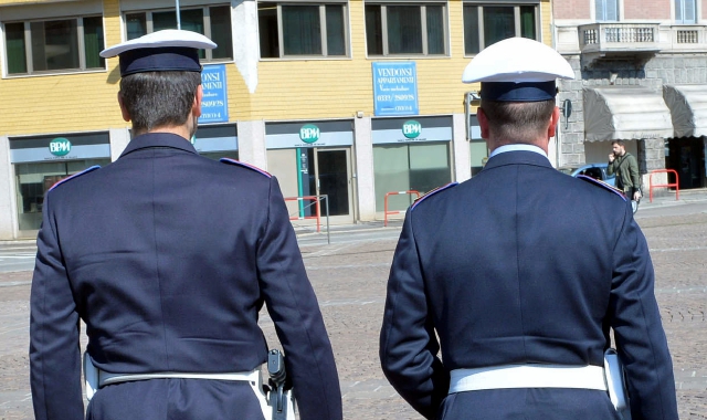 «Vigile, questo ovetto è per te»