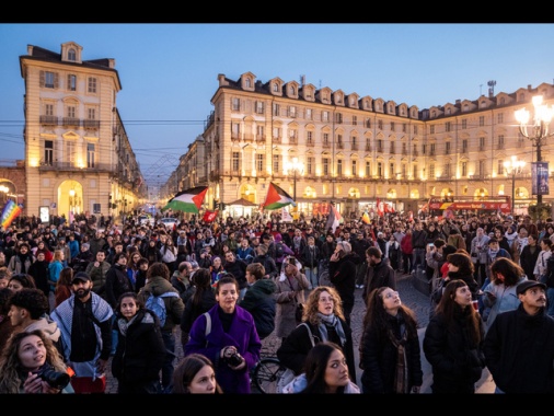 A Torino uova e fumogeni contro le forze dell'ordine