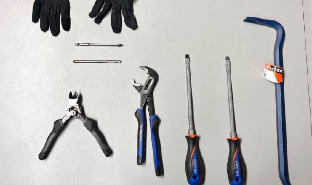 Gli attrezzi da scasso utilizzati dai ladri per entrare nell’abitazione di Romentino