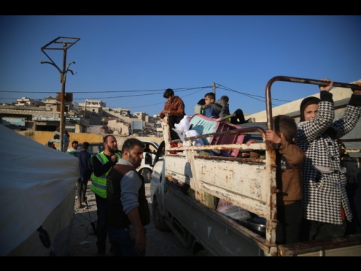 Media, 'decine di migliaia di civili in fuga da Aleppo'