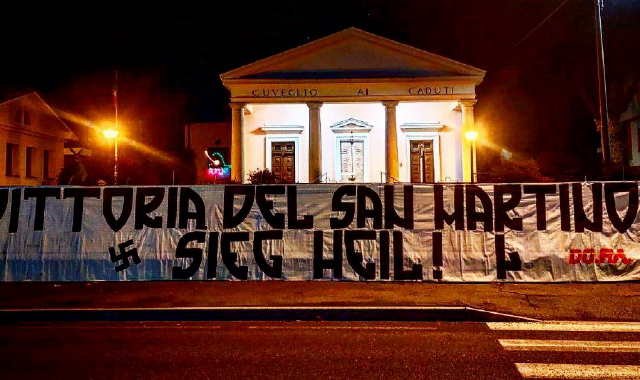 Lo striscione davanti al sacrario di Cuveglio