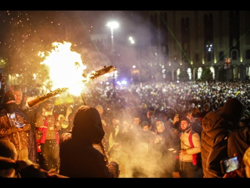 Georgia, polizia in piazza a Tbilisi disperde manifestanti