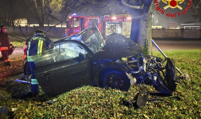 Si schianta contro un albero: 29enne all’ospedale