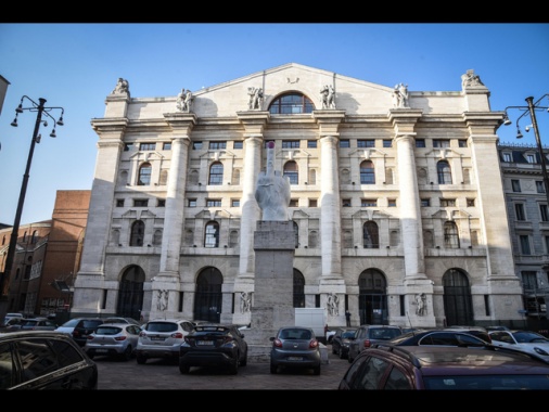 Borsa: Milano positiva (+0,2%), cade Stellantis, corre Moncler