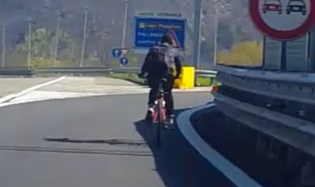 L’uomo è entrato in A8 in sella alla sua bici (foto Archivio)
