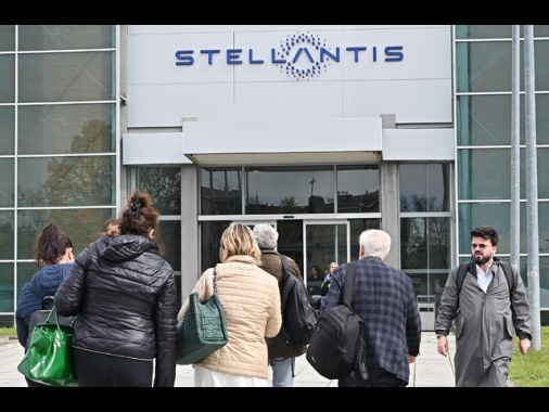Sindacati chiedono a Stellantis aumento dei salari dell'8,8%