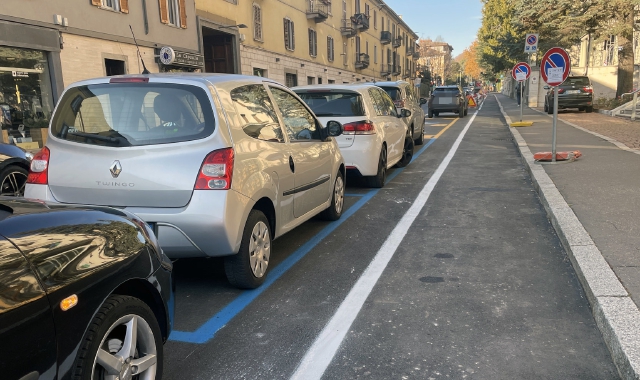 I nuovi parcheggi disegnati davanti all’Inail (foto Angelo Puricelli/BLITZ)