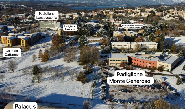 Il campus universitario di Bizzozzero sotto la spolverata di neve dei giorni scorsi. Nella fotografia sono indicati i nomi delle varie palazzine