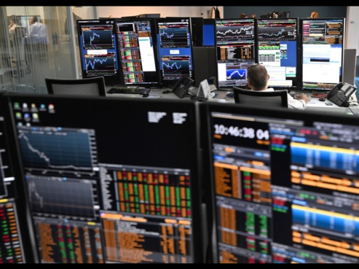 Borsa: Milano accelera con le banche, bene Tim e Stellantis