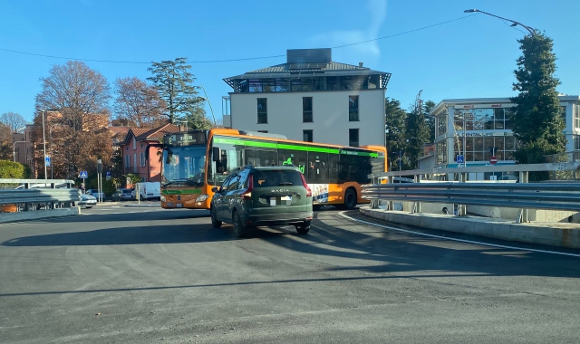 Varese, largo Flaiano contromano: rischio senza fine