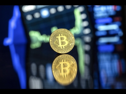 Bitcoin sotto i 100 mila dollari, i trader si proteggono