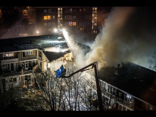 Crolla un condominio all'Aia, si scava tra le macerie