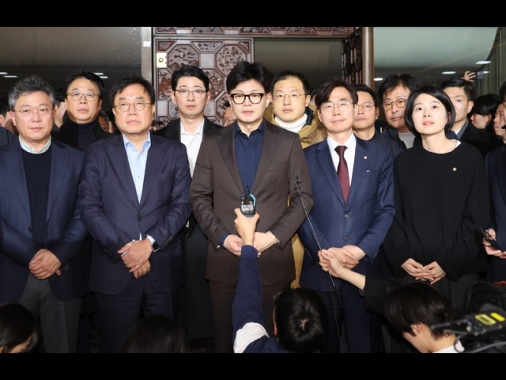 Seul, si dimette il leader del partito al governo