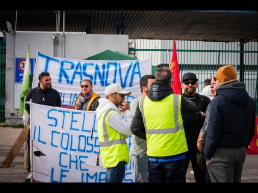 Continua presidio operai davanti alla Stellantis di Pomigliano