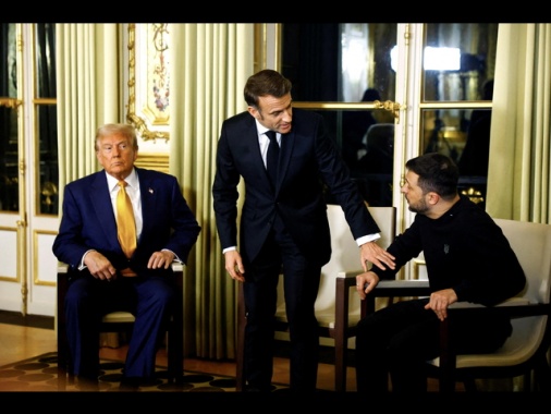 Conclusa trilaterale, stretta di mano tra Trump e Zelensky