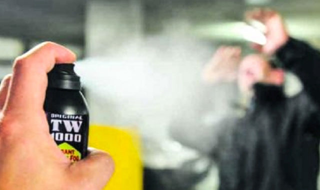 Pensa di difendersi con lo spray al peperoncino ma finisce in ospedale