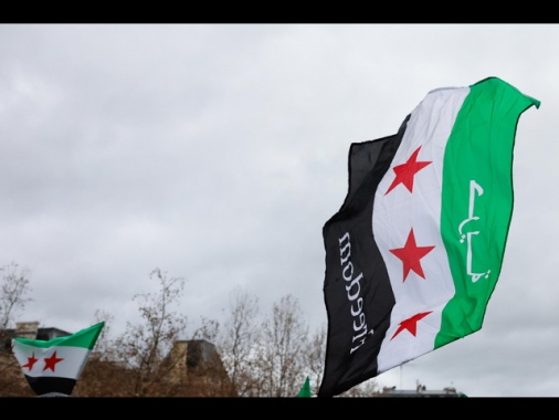 Media, bandiera ribelli issata su ambasciata Siria a Mosca