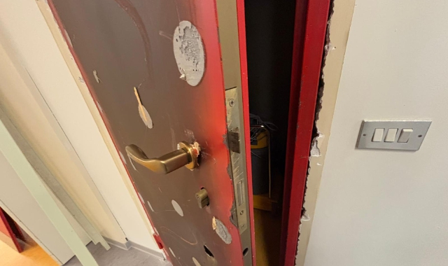 La porta scardinata dai ladri all’asilo