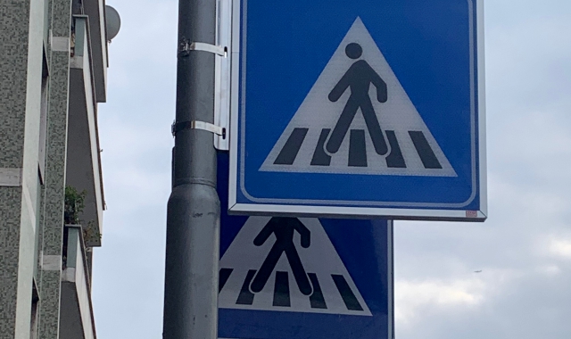Nuova segnaletica per la sicurezza dei pedoni a ridosso della rotonda di largo Flaiano