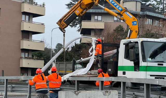 Lavori in corso in largo Flaiano per l’installazione dei pali della luce (foto Benvegnù - Blitz)