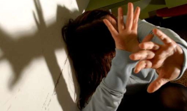 Gli agenti hanno trovato la donna che stava ancora aggredendo la sorella (foto Archivio)