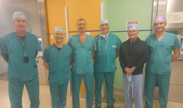 Nella foto, l'équipe che ha eseguito il primo intervento con il Prof. Balzano, insieme Direttori delle strutture chirurgiche, Cocozza e Carcano.