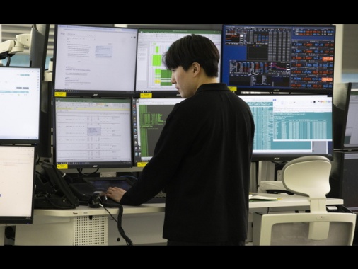 Borsa: l'Asia chiude in rialzo e scommette sul taglio dei tassi