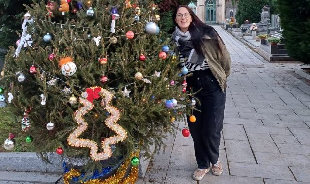 Maria Cimolato accanto all’albero