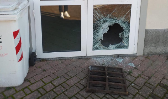 I danni alla porta e il tombino utilizzato per la spaccata