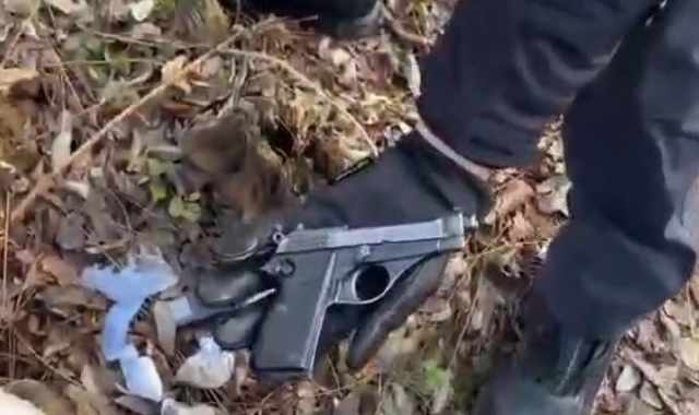 La pistola rinvenuta con la droga nel bosco