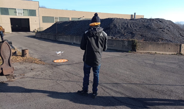 Un tecnico di Arpa pronto a far decollare il drone
