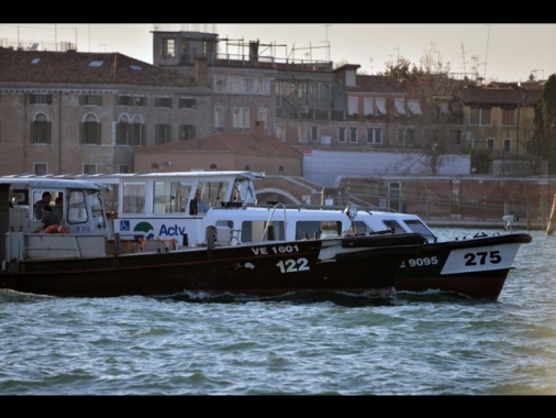 Scontro in laguna Venezia tra lancione e vaporetto, feriti