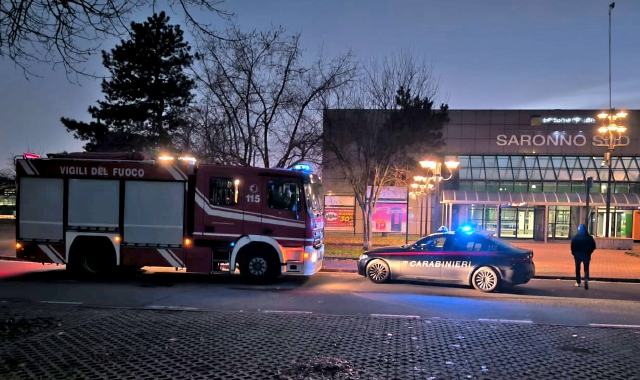 Vigili del fuoco e carabinieri davanti alla stazione di Saronno Sud (foto Domenico Ghiotto/BLITZ)