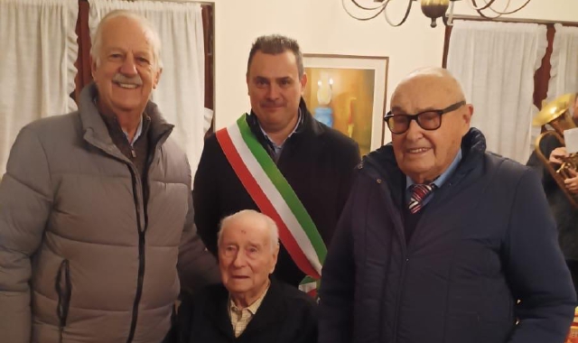 Il dottor Enrico Vigilante con l’ex senatore Giuseppe Leoni, il sindaco Davide Tamborini e il presidente del Corpo Musicale Mornaghese, Giuseppe Daverio