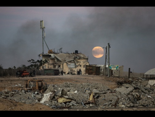 Protezione civile Gaza, 12 morti in raid Israele