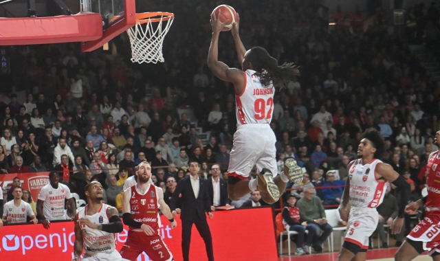 Schiacciata di Johnson nel derby vinto da Varese (foto Blitz)