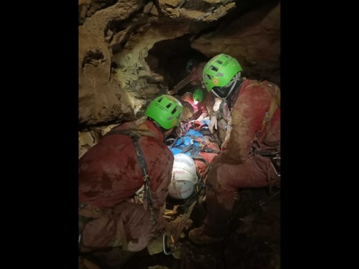 Speleologa bloccata: barella affronta il tratto più stretto