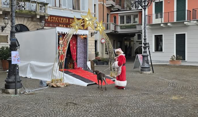 Babbo Natale nel container: polemica a Stresa