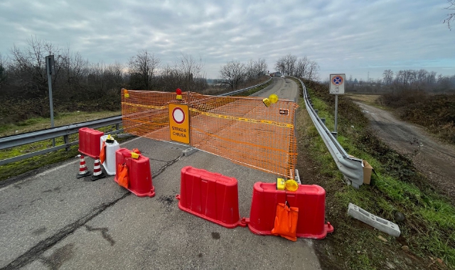 La chiusura della strada (foto Domenico Ghiotto/BLITZ)